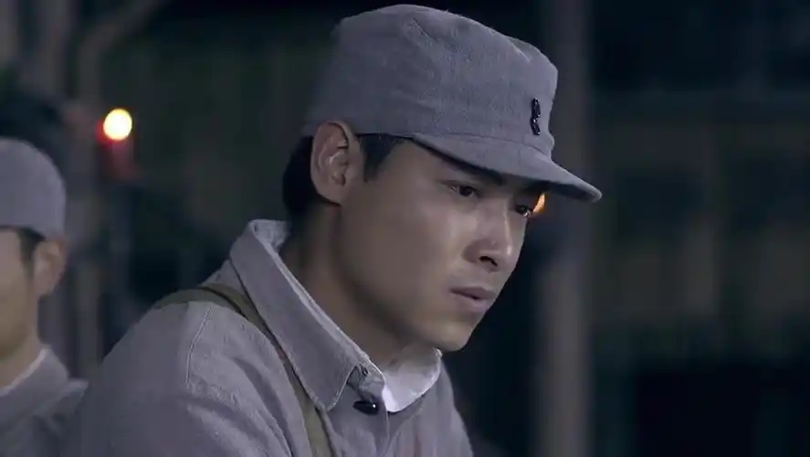 雪豹:周卫国进行截肢手术,真的简单粗暴,大刀一落!