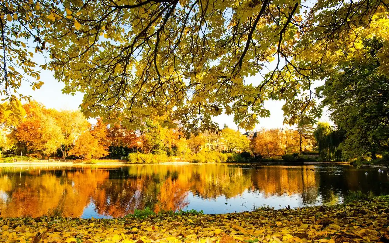 美丽秋天湖泊风景高清电脑桌面主题壁纸