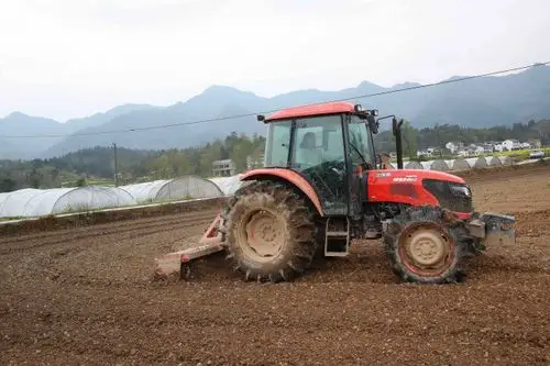 耕田机正在田间作业