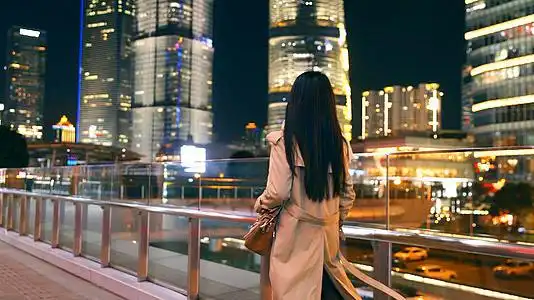 4k都市女性夜晚行走背影升格视频视频的预览图