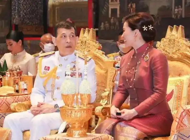 无论颜值还是气质,苏提达都傲视群雄,足以坐稳泰国王后的宝座.