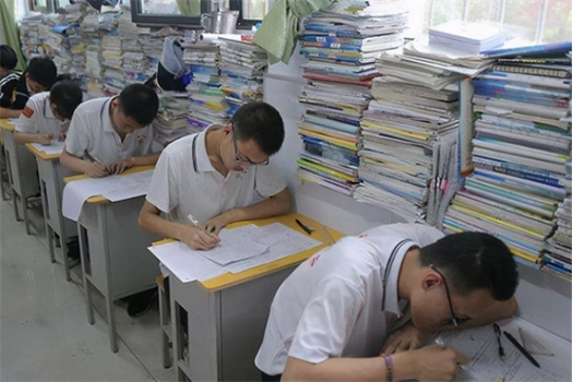 他拒绝保送清华,称不想搞"特殊"只想参加高考,成绩出来傻眼了