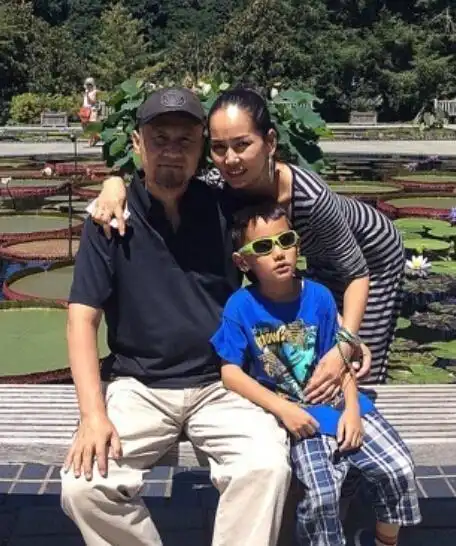 据介绍,腾格尔老婆比他小18岁,名字叫洪格尔珠拉,原本是歌舞团的演员