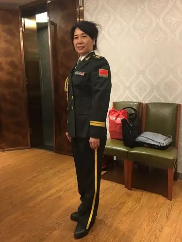 这位战友穿上07式的军礼服,多美啊!