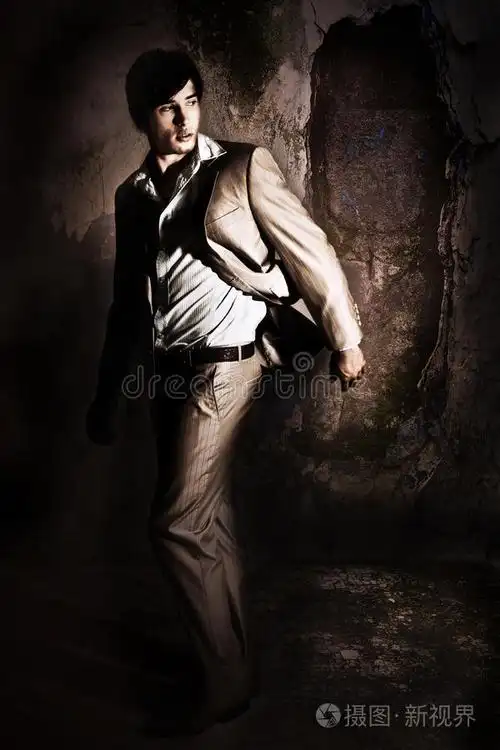 年轻人在等人穿便装的年轻金发成年白人男子男孩回头看老门边的年轻