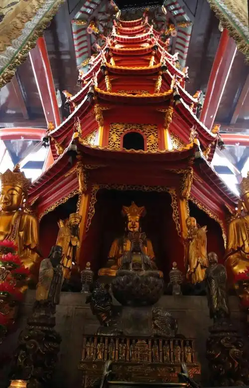 这是一个三级高的石浮屠,内里供奉着释地藏的不坏肉身