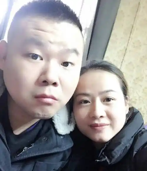 岳云鹏和妻子甜蜜互动,想吃苹果老婆用嘴削给他,他满脸嫌弃_郑敏_岳岳