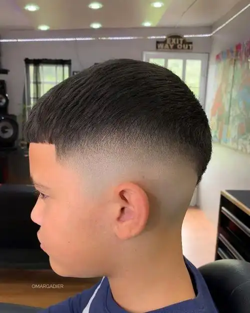 超短发想要剪出有型又帅气的效果,小男孩渐变发型就很值得尝试,周边由