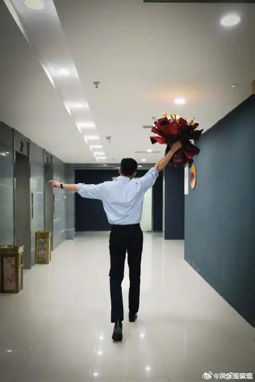 欧豪王鹤润杀青照