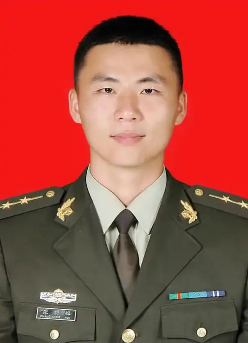 现任武警嘉兴消防支队经济开发大队正连职助理工程师,中尉警衔