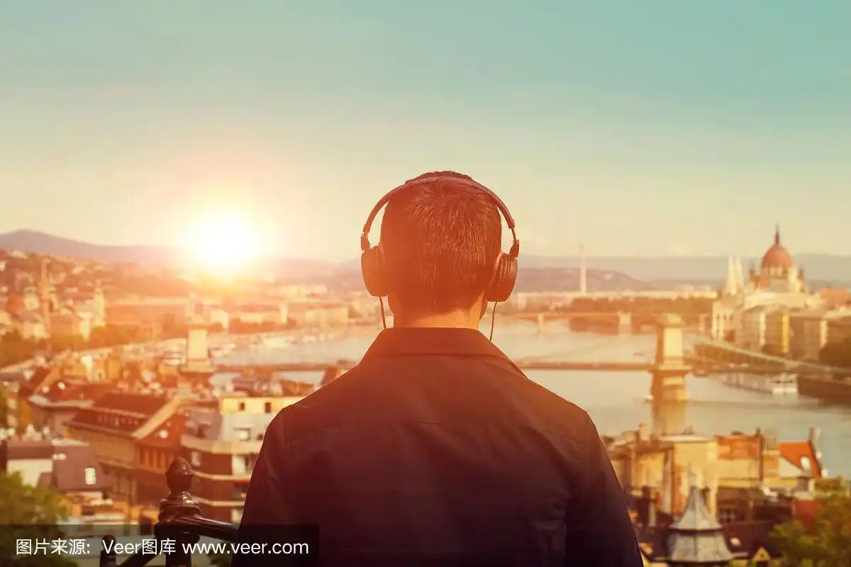 年轻人听音乐日落与布达佩斯的背影