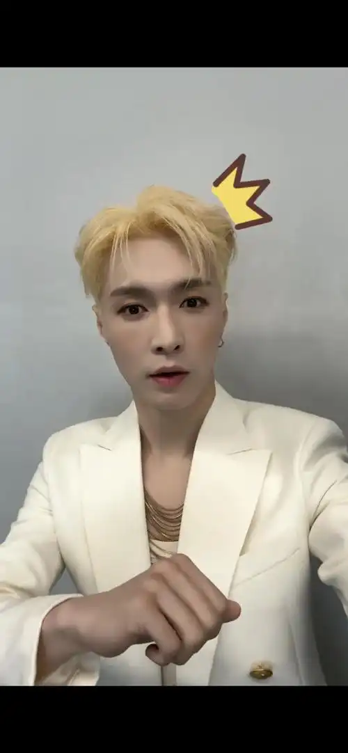 张艺兴相关视频一则演唱会后台,艺兴与刘教练惊奇相遇,并发出了"要不