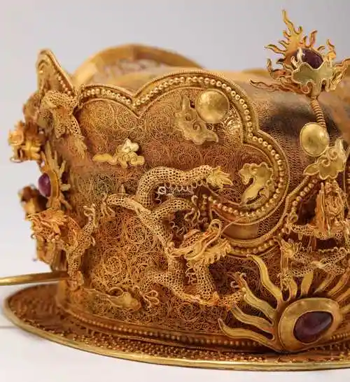 goldcapcrownwithgeminlayedfromqing清代嵌宝石纯金帽冠
