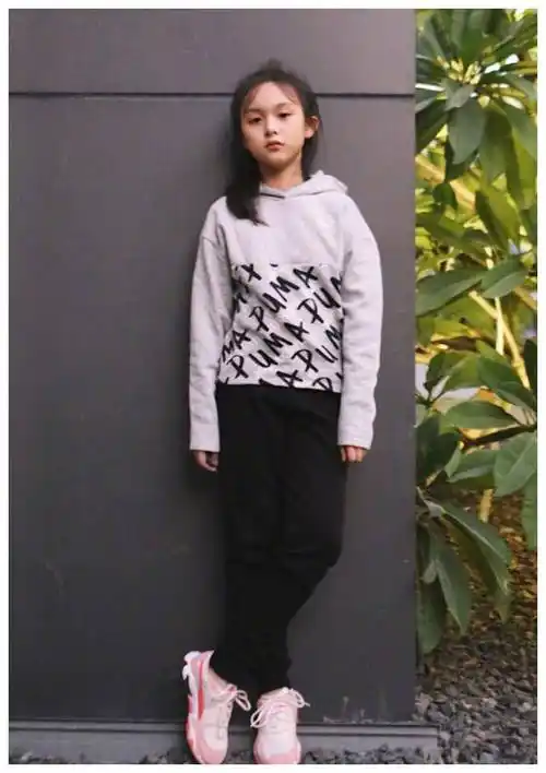 原创刘楚恬怕是被上帝吻过腿穿过膝长裙还能走出130cm腿