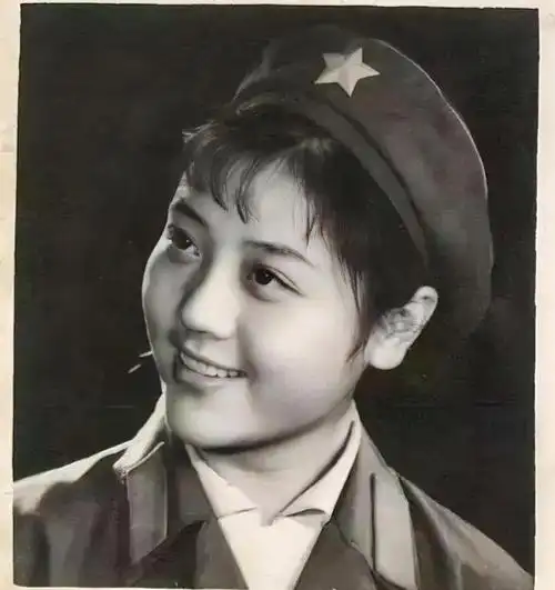 七十年代初,铁道兵部队招收了大量女兵.