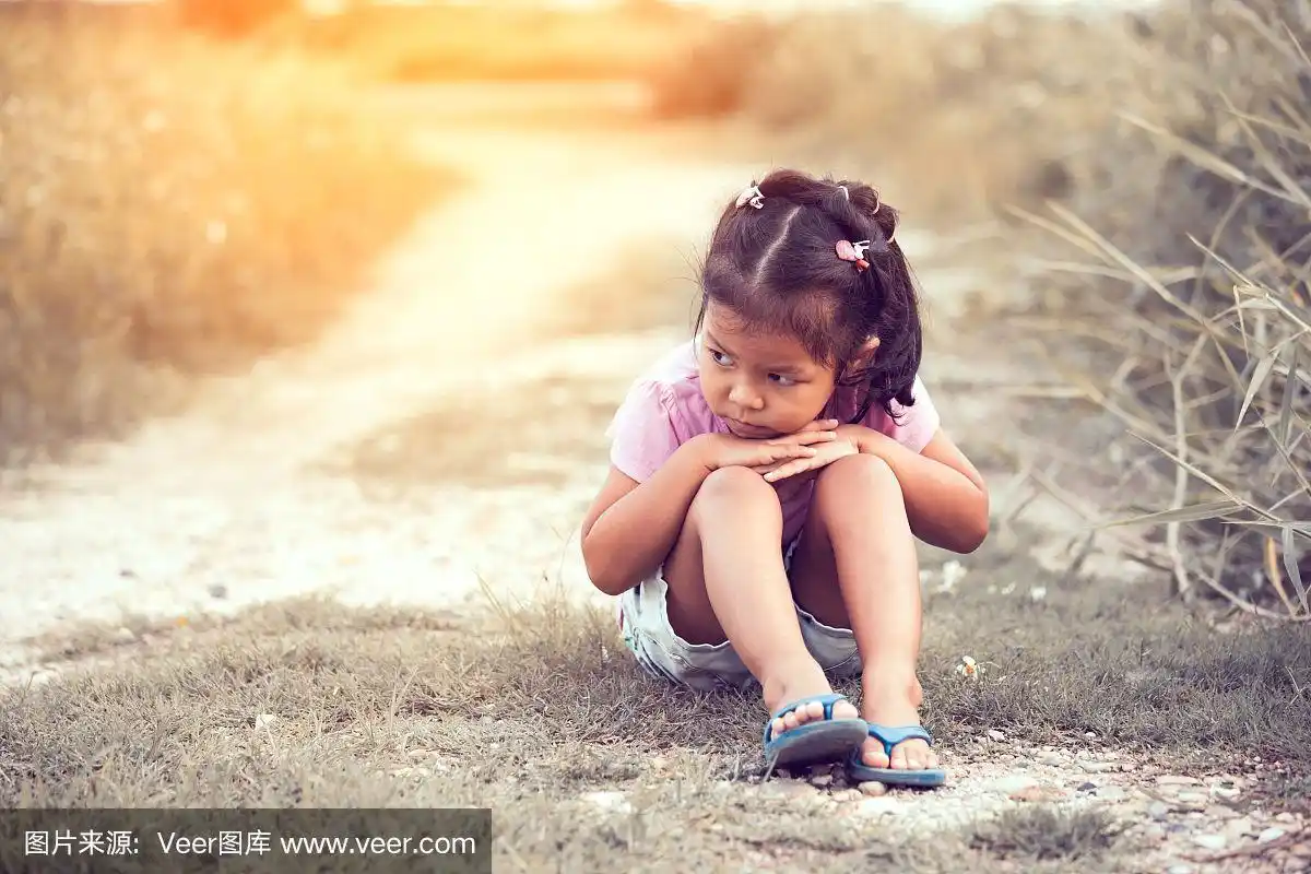 孤独而悲伤的小女孩坐在古色古香的公园里
