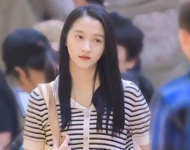 原创关晓彤新戏曾少年正式杀青休息时被拍到素颜照