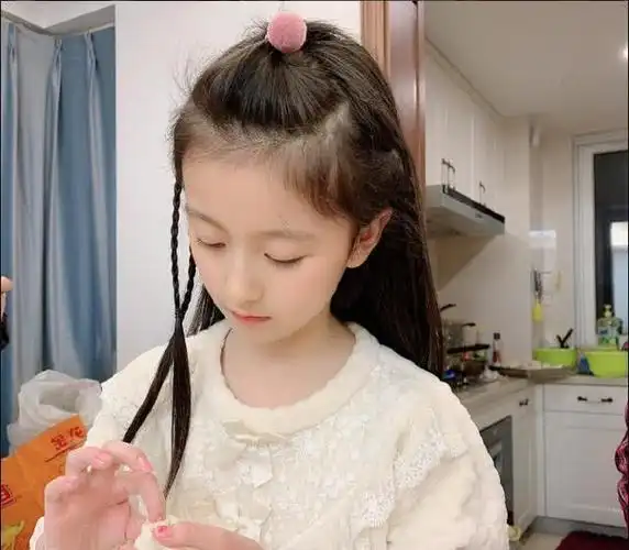 10岁的裴佳欣长大了晒出最新漂亮写真引网友热议网友真苦