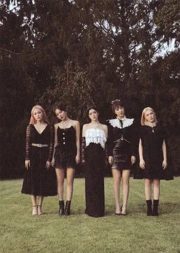 red velvet有两种风格,去年年底出的《psycho》就是velvet风, 浪漫