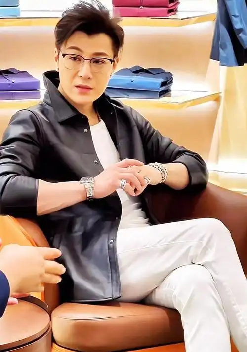 47岁许绍洋现身西安见面会气质出众脸没皱纹网友帅了一辈子