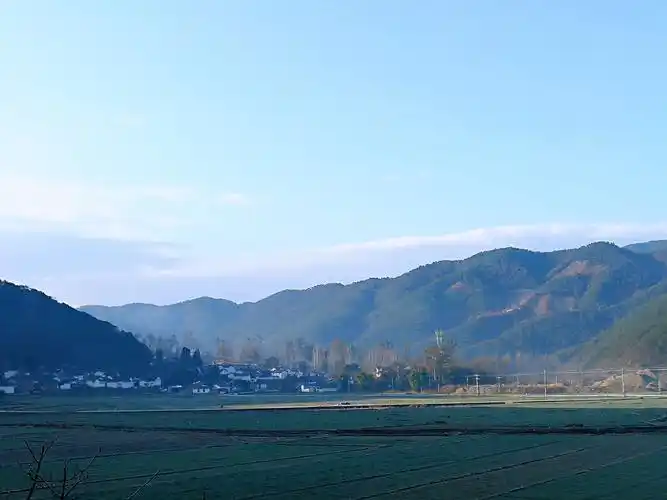 走进水花树瀑布