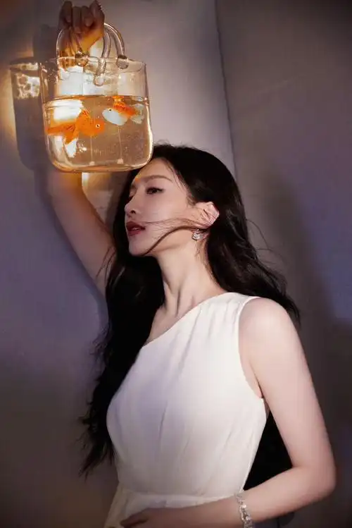 江疏影身穿斜肩高开叉白色礼服亮相华表红毯,一头波浪卷发搭配高级