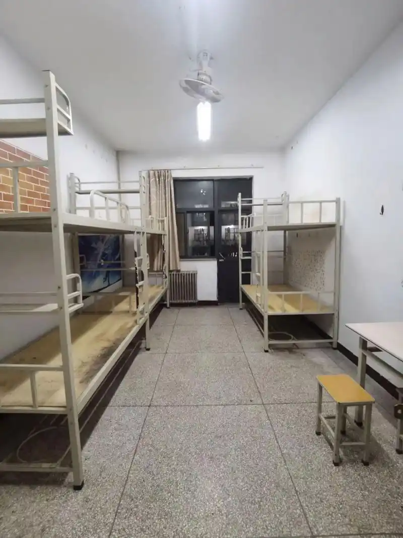 运城学院宿舍篇   82图一~图五是宿舍内景 六人间  少部分四人间