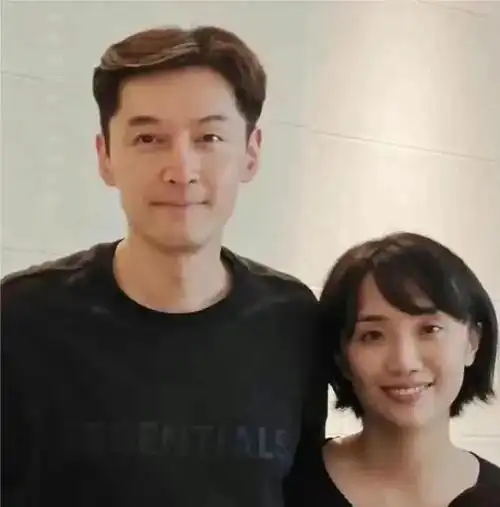 恭喜!与胡歌分手15年后,46岁薛佳凝疑新恋情曝光,车内甜蜜亲吻