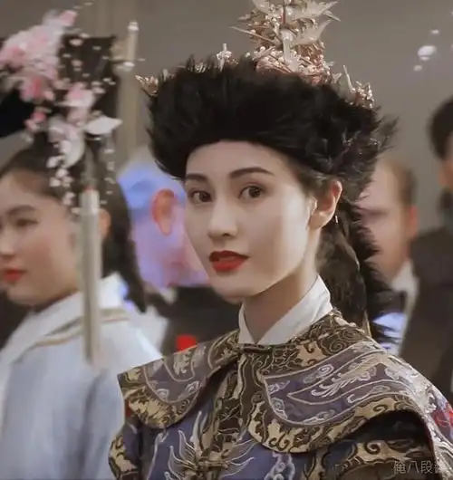 骨相美人的另一个代表就是李嘉欣,很多人都说李嘉欣是港风美人的典型