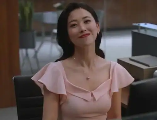 《精英律师》再合体!44岁靳东捧场朱珠画廊,老干部姿态被大赞