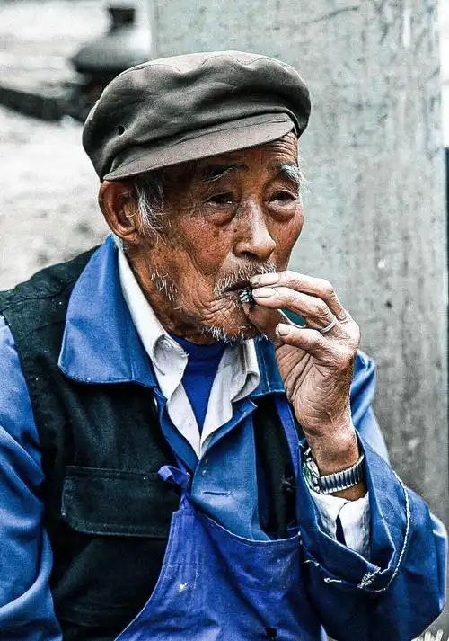 吸烟的老人