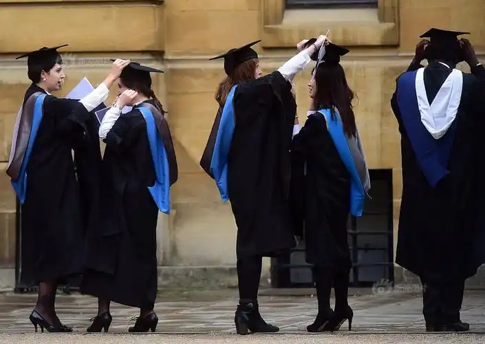 英国牛津大学毕业生拍毕业照满屏学霸风210