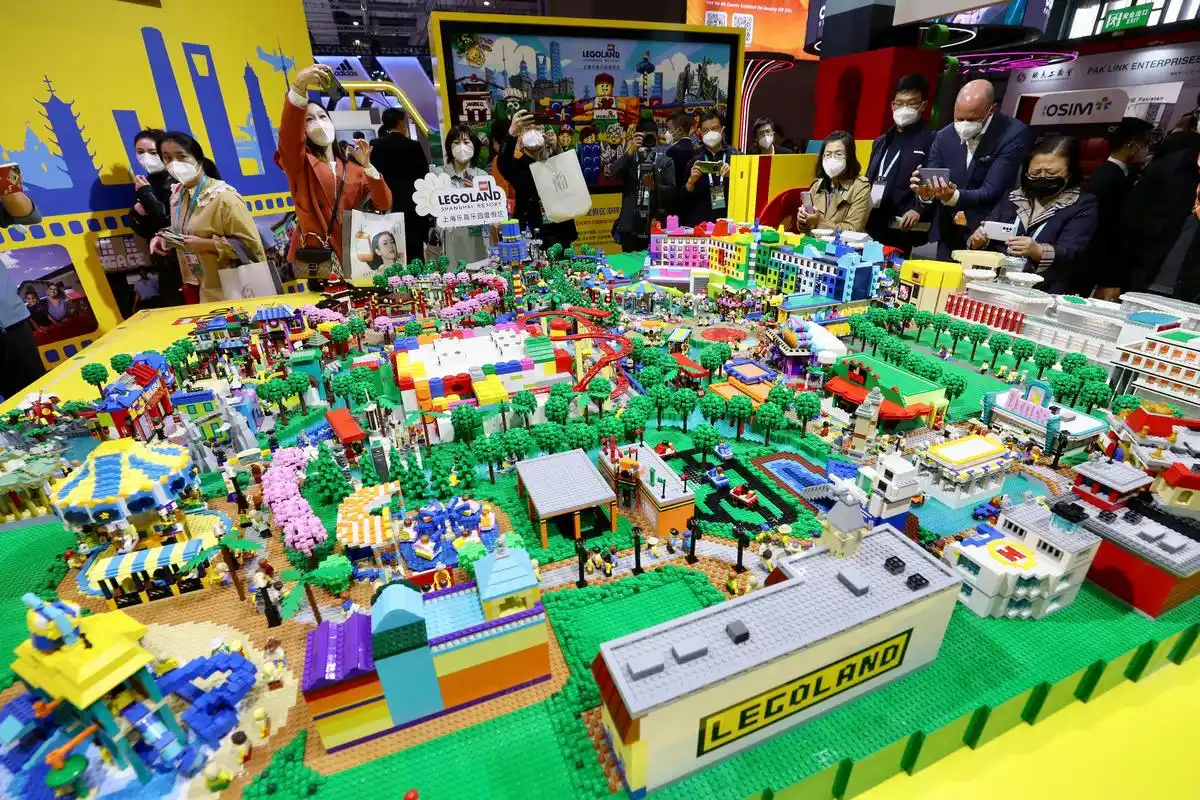 上海乐高乐园度假区模型首度亮相进博会