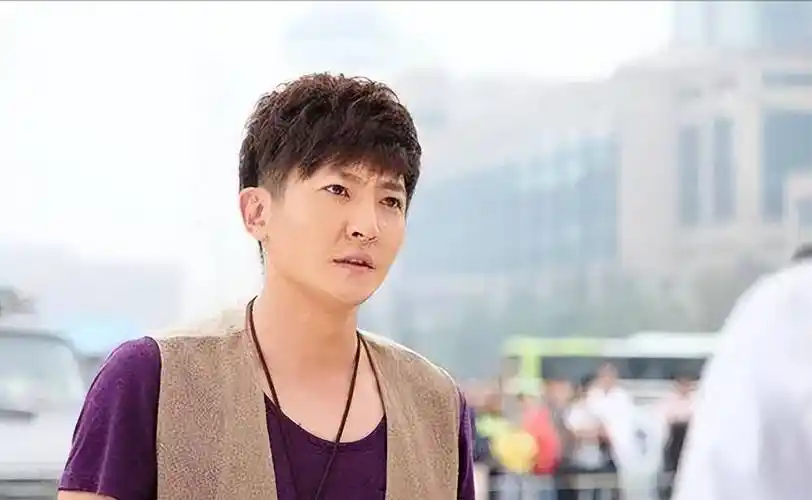 "笑点满满"郭京飞,年轻时是话剧王子,这些年他经历了什么_表演_鲍莉