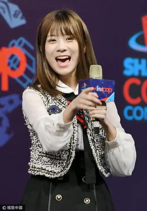 bej48李梓携队友靓丽现身发布会 吐舌鼓嘴卖萌上演真