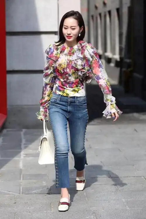 街拍:大姐姐雪纺印花衬衫,一起变成小仙女