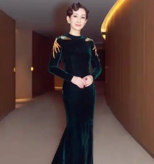 原创原创40岁秦海璐体态真好穿旗袍还原盘发太惊艳窈窕有韵味