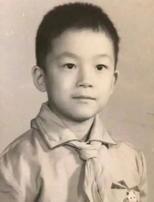 潘粤明晒儿时照片大家的目光却锁定了顶顶董洁基因太霸道