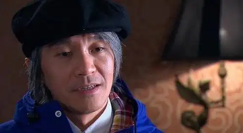 58岁周星驰现身机场满头白发,孤身一人惹心疼