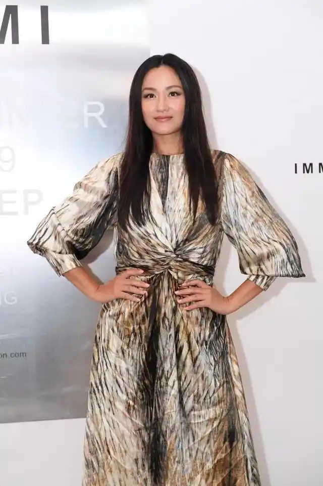 瞿颖才是"壮硕超模",穿牛仔外套配蕾丝短裤,皮肤黝黑更时髦