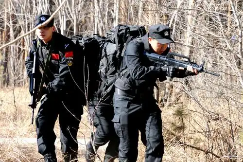 公安特警练精兵 写美篇        训练中,特战队员们身着特警作战服身