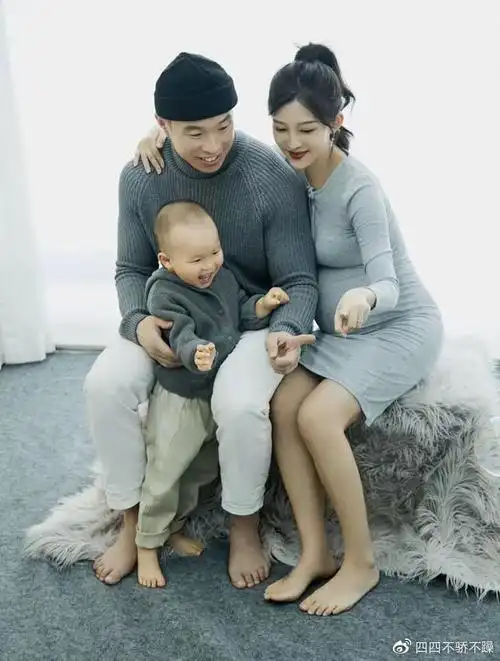 据悉,烧饼和老婆章郑胡昕十分恩爱,从2017年结婚到现在,经常会在社交