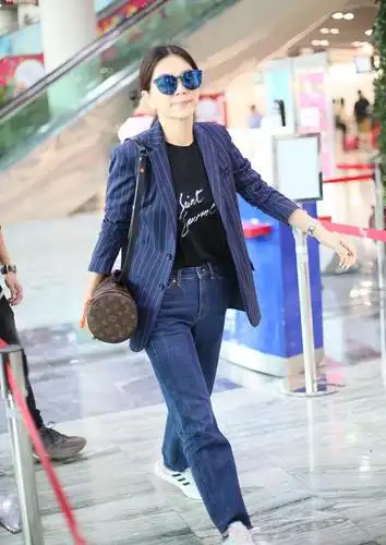 ella陈嘉烨只能是假小子?太天真,穿西装帅裙子美,可攻可柔