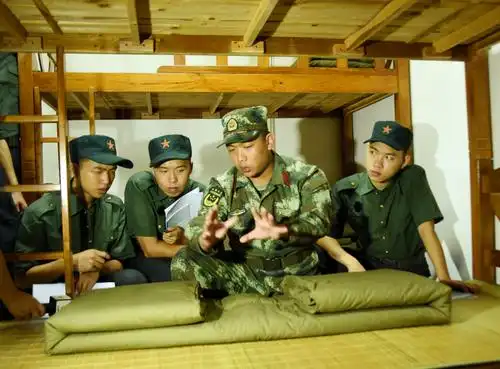 "豆腐块"被子该怎样叠?三乡镇新兵入伍前先集训