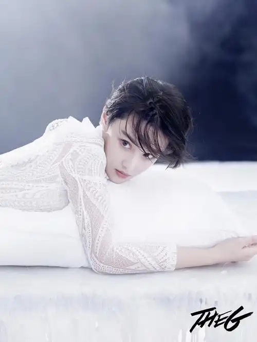 张馨予冰雪大片推行环保风尚 短发造型清爽英气