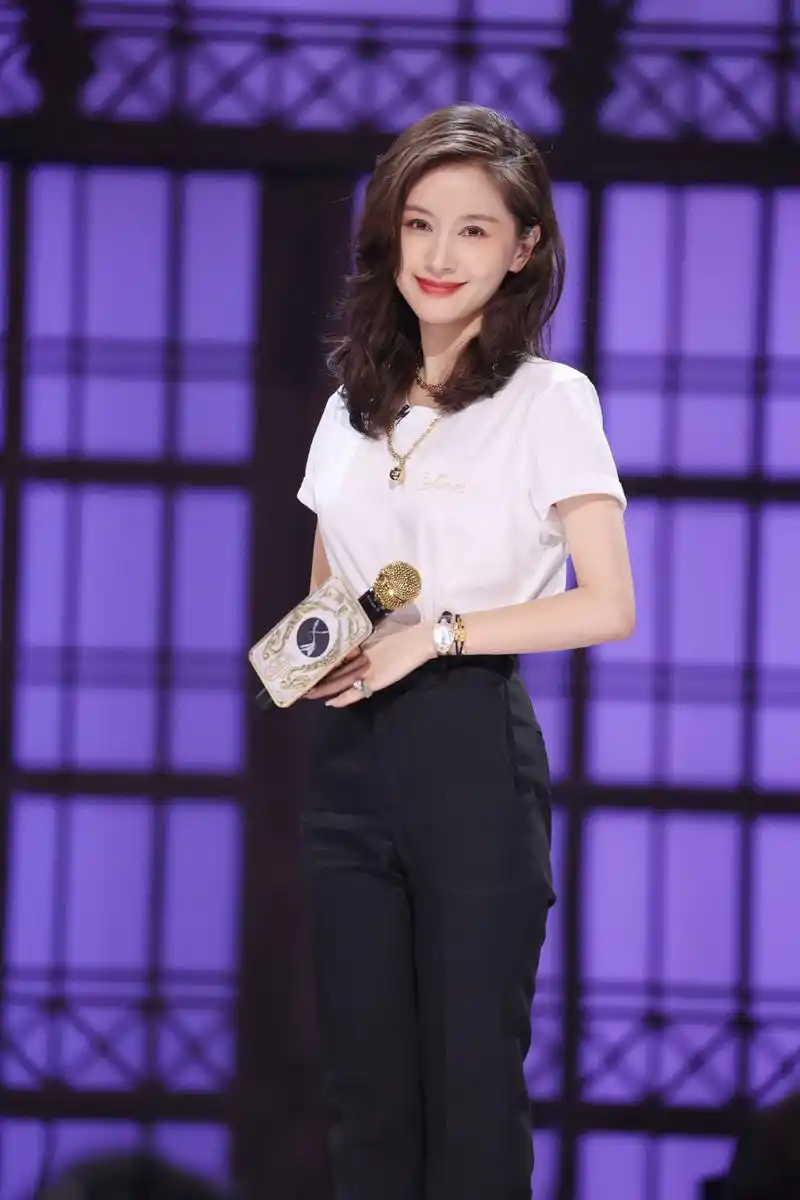 又一个穿搭模板王子文这轻复古穿搭宁波集美看完都想照搬