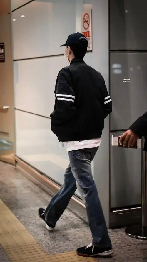 巴黎时装周##王一博机场##王一博巴黎时装周