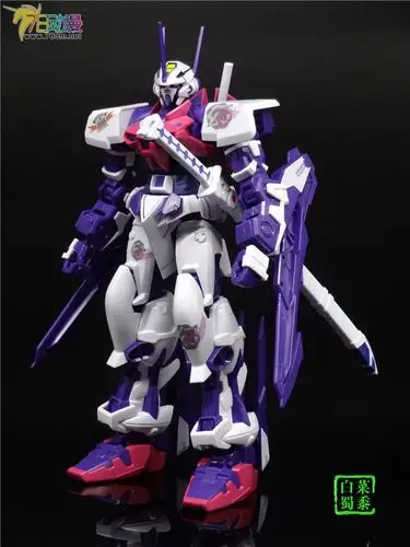 有个高达紫色和红色的配色,左肩甲有刺,手指可以变成激光刀,脚是三根