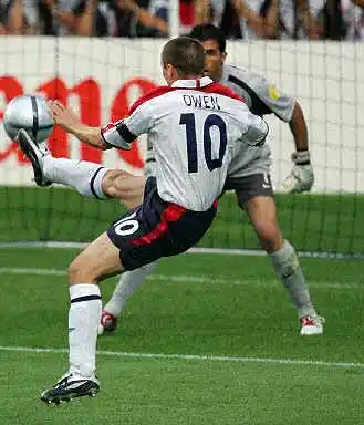 图文-欧洲杯葡萄牙8-7英格兰 球在脚上不得不射