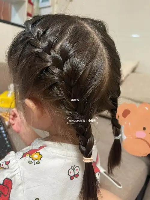 给宝宝辫鱼骨辫没想到第一次挺成功的